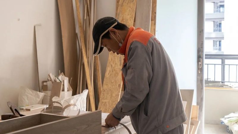 办公室装修：开放区与封闭区选材的差异化考量**
